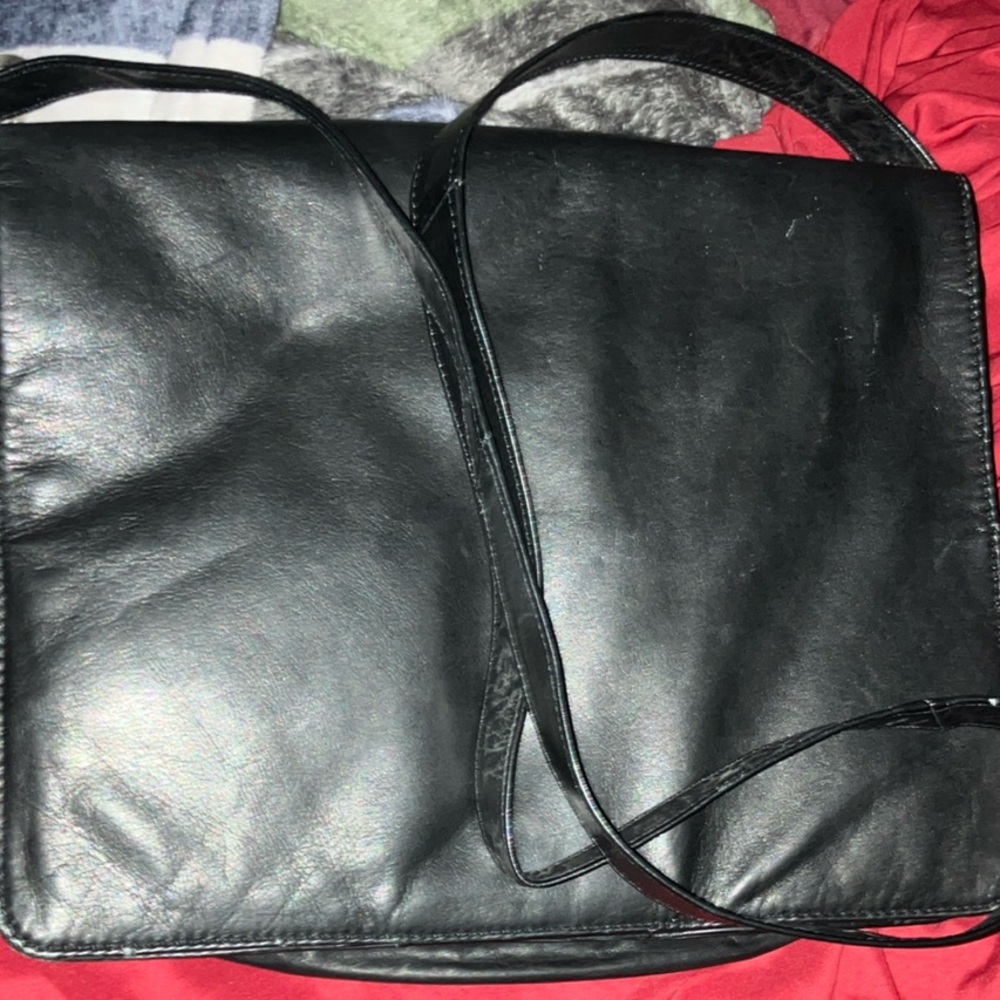 Wilsons Leather Black Messenger Bag Sleek Design